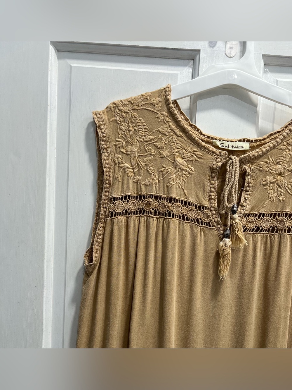SOLITAIRE Embroidered Floral Bohemian Boho Camel Tank Top SIZE LARGE Pre Loved - Picture 6 of 9